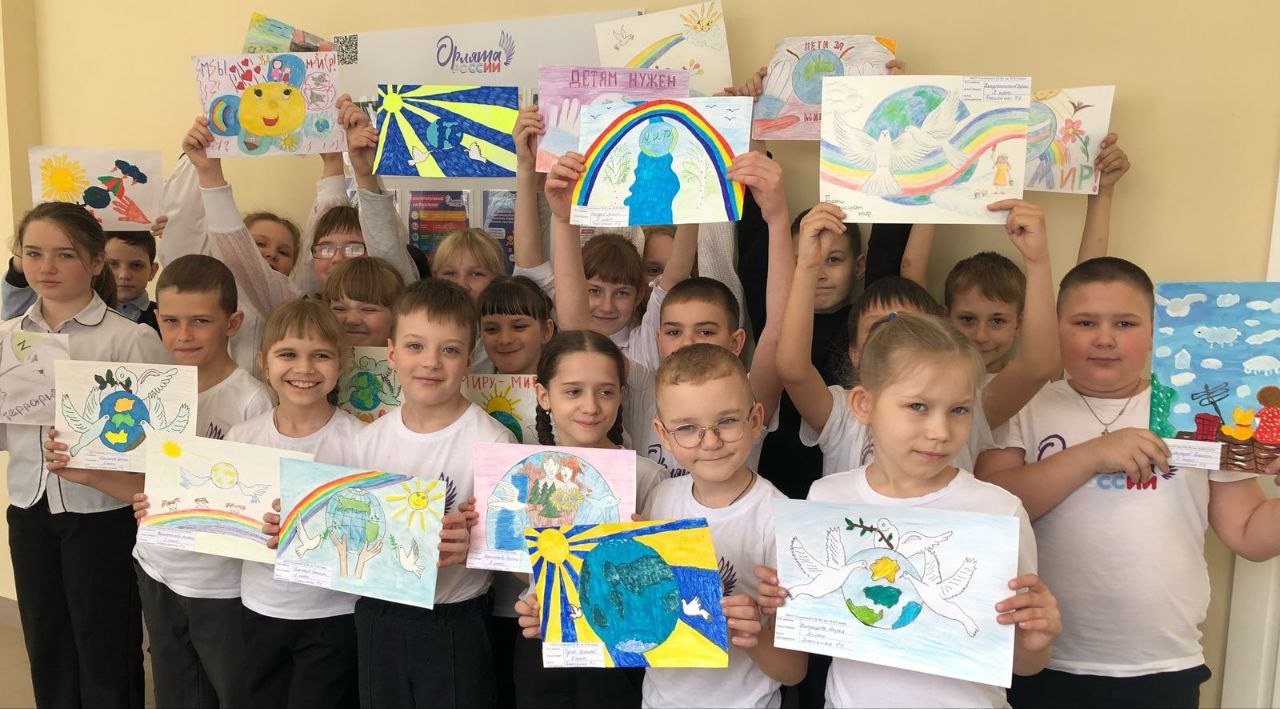 Обучающиеся 1-4 классов МБОУ Ельнинская СШ №1 им.М.И.Глинки. присоединились к региональному марафону творческих работ «Мы за Мир»..