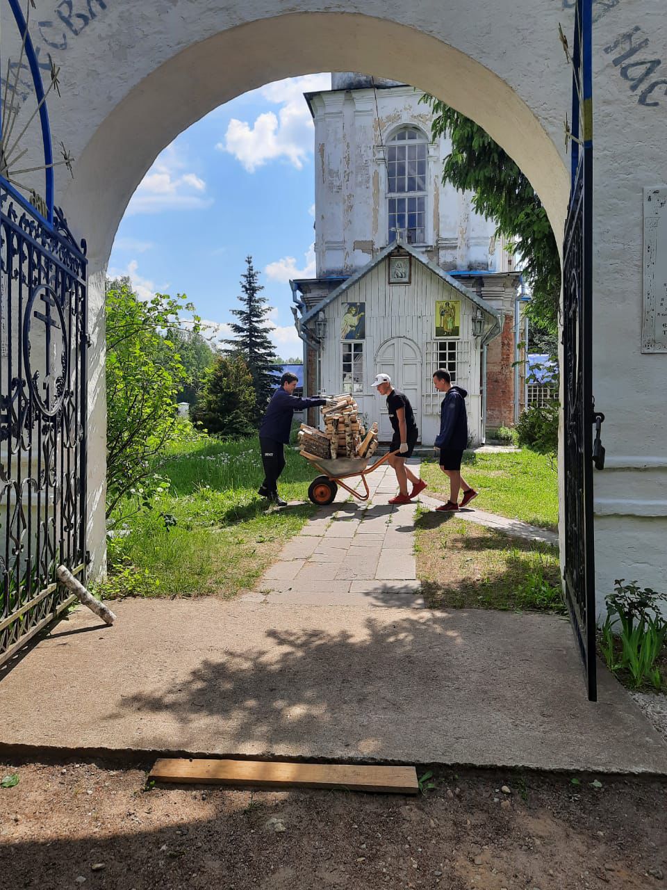 Ребята под руководством Гусаровой О.А. оказали помощь храму в деревне Новоспасское..