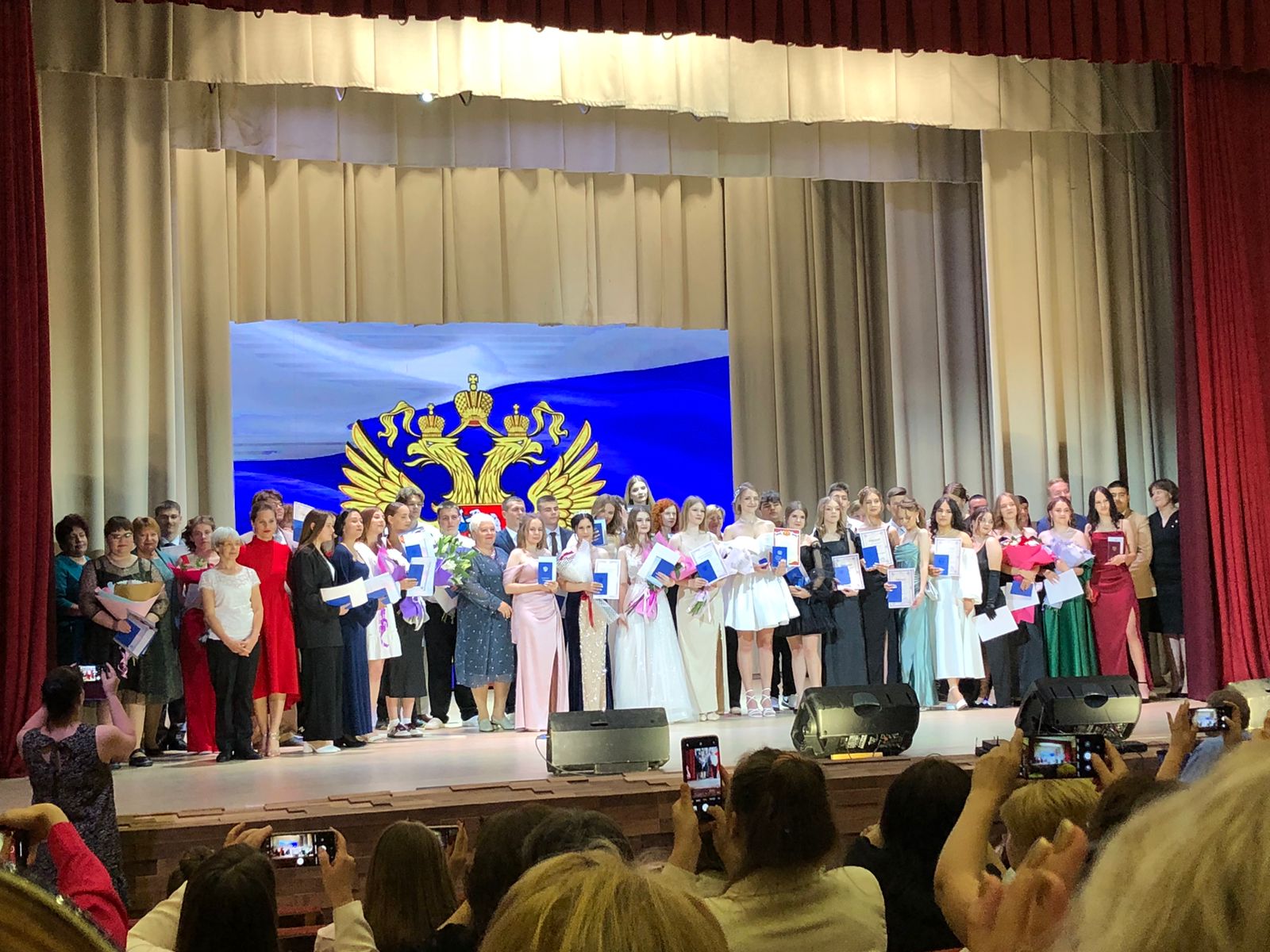 27 июня на площади у стелы &amp;quot;Город Воинской Славы&amp;quot; царила атмосфера волнения и радости – состоялся районный выпускной «Ветер перемен»..